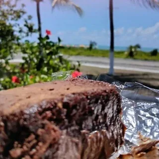 Fatia de bolo gelado de chocolate com brigadeiro cremoso