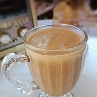Cappuccino da Casa servido em xícara de vidro
