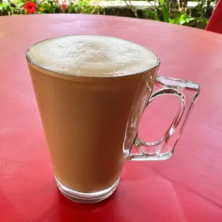 Mocaccino cremoso servido em caneca alta de vidro