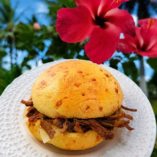 Pão de Queijo Brasa Mineira recheado com fraldinha desfiada