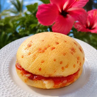 Pão de Queijo Jardim Mineiro com queijo Minas e tomatinhos confit