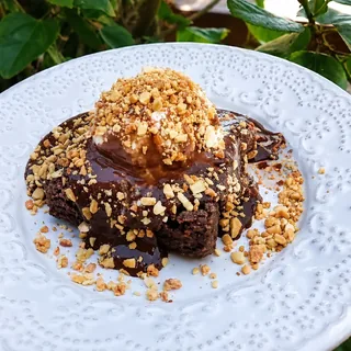 Brownie com sorvete de creme, calda de chocolate e crocante de amendoim