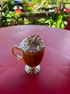 Espresso, leite cremoso, doce de leite, chantilly e canela.