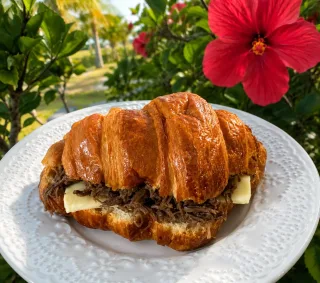 Croissant Brasa Dourada — Casa Encantada Café e Confeitaria