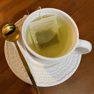 Sossego do Quintal - chá de erva-cidreira servido em xícara