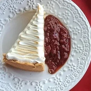 Fatia de torta de limão acompanhada de geleia de morango