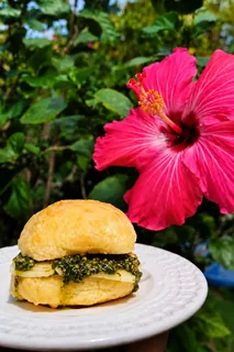 Verde de Minas — pão de queijo artesanal com queijo parmesão e pesto de manjericão